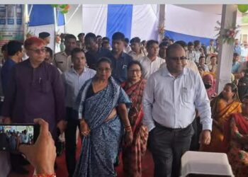 सिवान ll माननीय मंत्री श्रीमती रेणु देवी पशु एवं मत्स्य संसाधन विभाग-सह- प्रभारी मंत्री के कर कमलों के द्वारा संपूर्णता अभियान सम्मान सह- आकांक्षा हाट समारोह का उद्घाटन द्वीप प्रज्वलित कर किया गया