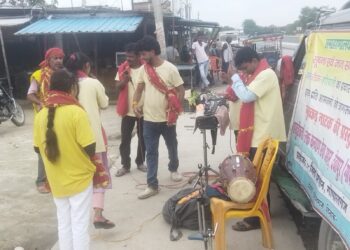 आपदाओं से बचाव हेतु आम जनों के बीच नुक्कड़ नाटक के माध्यम से मनोरंजन युक्त प्रस्तुति कर जागरूकता अभियान चलाया गया।’