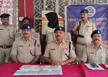 बंगाल से बिहार लाई जा रही स्मैक जब्त, तस्कर गिरफ्तार:60 लाख रुपए बताई जा रही कीमत, मधेपुरा में घर की तलाशी लेने के दौरान धराया