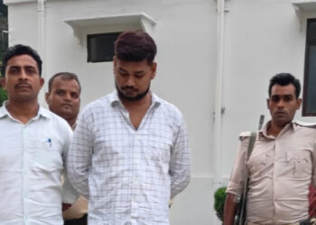 तीस हजार घूस लेते धरा गए ‘बाबू’, निगरानी ने जाल बिछाया और सड़क किनारे रिश्वत लेते टांग लिया