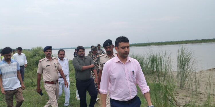 सीतामढ़ी जिल पदाधिकारी बाढ़ प्रभावित क्षेत्र का निरीक्षण किया।