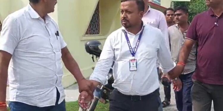 बिहार में एक और घूसखोर अफसर गिरफ्तार, निगरानी ने बेतिया में जिला मत्स्य पदाधिकारी को रिश्वत लेते पकड़ा