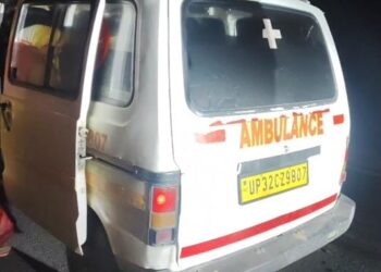 नौतन में एंबुलेंस से 20 कार्टून अंग्रेजी शराब बरामद, महिला पुरुष सहित चार तस्कर गिरफ्तार