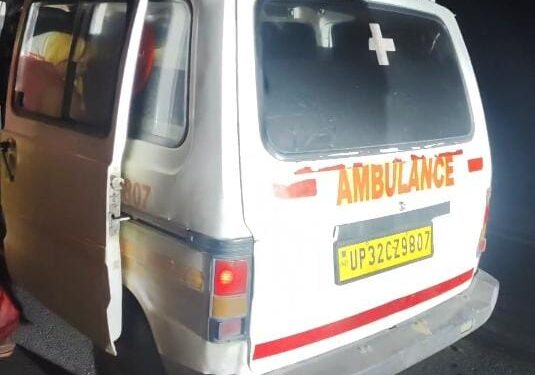 नौतन में एंबुलेंस से 20 कार्टून अंग्रेजी शराब बरामद, महिला पुरुष सहित चार तस्कर गिरफ्तार