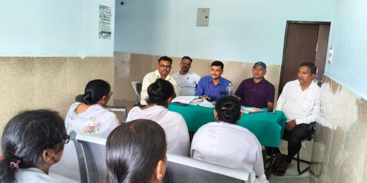 नौतन सामुदायिक स्वास्थ्य केंद्र में हुई समीक्षात्मक बैठक