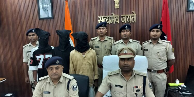 खगड़िया में जमीन कारोबारी पर हमला:मुख्य शूटर समेत तीन आरोपी गिरफ्तार, देसी कट्टा और कारतूस बरामद