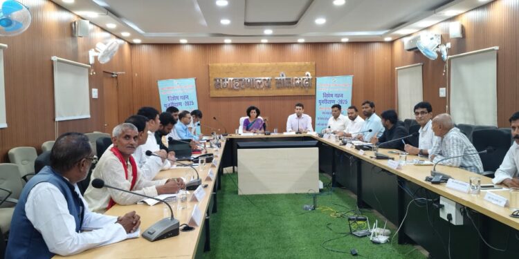 विशेष निर्वाचक सूची प्रेक्षक अराधना पटनायक की अध्यक्षता में विशेष संक्षिप्त पुनरीक्षण 2025 की समीक्षा बैठक सम्पन्न।