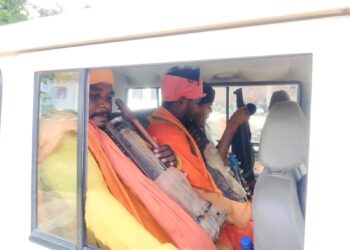 साधु के वेश में दो मुस्लिम युवक को ग्रामीणों ने पकड़ कर किया पुलिस के हवाले