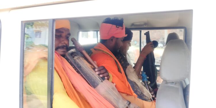 साधु के वेश में दो मुस्लिम युवक को ग्रामीणों ने पकड़ कर किया पुलिस के हवाले