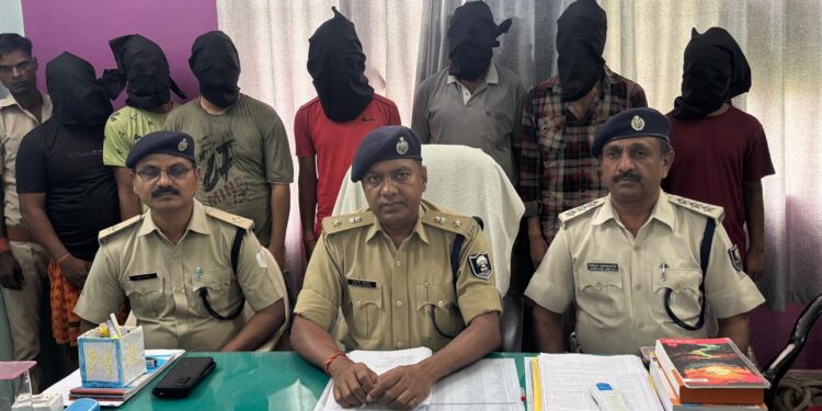 सारण पुलिस की बड़ी कार्रवाई-चैन छिनतई व लूट की घटनाओं में संलिप्त 07 अपराधकर्मी गिरफ्तार, अवैध हथियार व चोरी का सामान बरामद