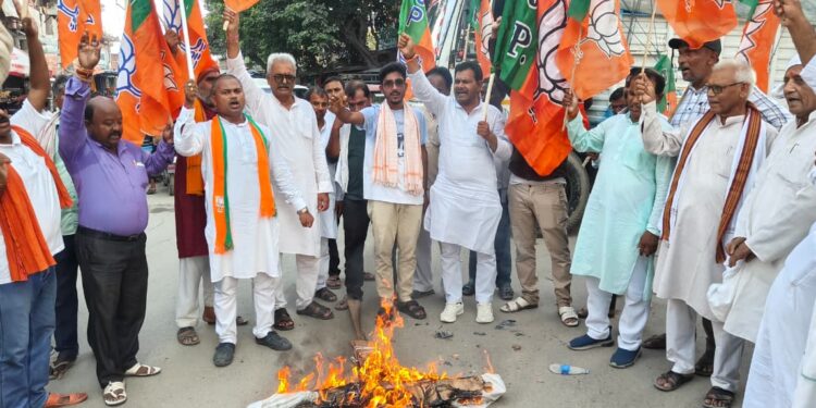 कांग्रेस सासंद राहुल गांधी का भाजपा द्वारा बड़हरिया थाना चौक पर पुतला दहन किया गया