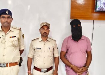 कलुआही में गैस एजेंसी लूट कांड का एक आरोपी गिरफ्तार:डेढ़ लाख की लूट में शामिल अपराधी से देसी कट्टा और कारतूस बरामद