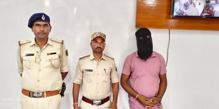 कलुआही में गैस एजेंसी लूट कांड का एक आरोपी गिरफ्तार:डेढ़ लाख की लूट में शामिल अपराधी से देसी कट्टा और कारतूस बरामद