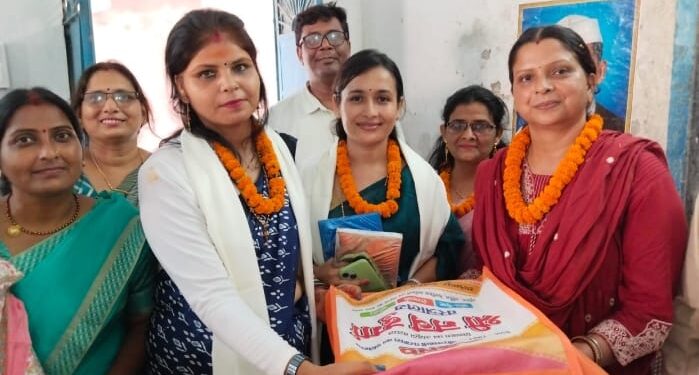 शिक्षक समाज के दर्पण है ,अपने शिक्षा के माध्यम से समाज को जगमग करते है-हेडमास्टर निरुपमा कुमारी