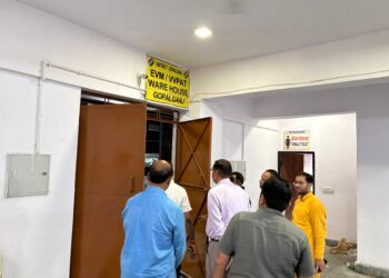 गोपालगंज जिला पदाधिकारी पवन कुमार सिन्हा ने किया वेयरहाउस का त्रैमासिक औचक निरीक्षण