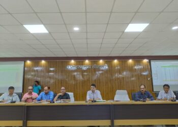 जिला पदाधिकारी ,श्री रिची पांडेय द्वारा आयुष चिकित्सक, श्रीमती श्वेता सिंह (अतिरिक्त प्राथमिक स्वास्थ्य केंद्र, मझौलिया( बथनाहा) की कार्य स्थल से लगातार अनुपस्थिति के संबंध में प्राप्त लगातार शिकायतों के आलोक में जांच की गई।