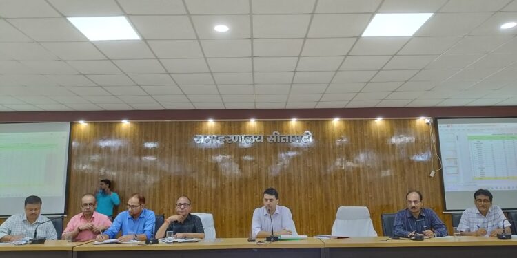 जिला पदाधिकारी ,श्री रिची पांडेय द्वारा आयुष चिकित्सक, श्रीमती श्वेता सिंह (अतिरिक्त प्राथमिक स्वास्थ्य केंद्र, मझौलिया( बथनाहा) की कार्य स्थल से लगातार अनुपस्थिति के संबंध में प्राप्त लगातार शिकायतों के आलोक में जांच की गई।