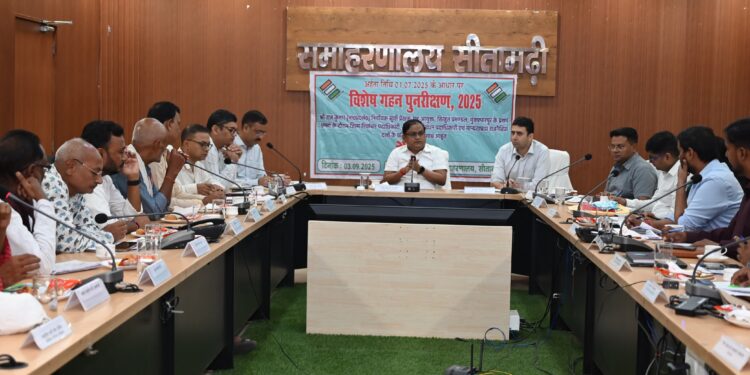 निर्वाचक सूची प्रेक्षक —सह— आयुक्त ,तिरहुत प्रमंडल श्री राजकुमार के प्रथम भ्रमण के दौरान जिला निर्वाचन अधिकारी, निर्वाचक निबंधन अधिकारियों एवं मान्यता प्राप्त राजनीतिक दल के प्रतिनिधियों के साथ आज विमर्श सभा कक्ष में बैठक की गई।