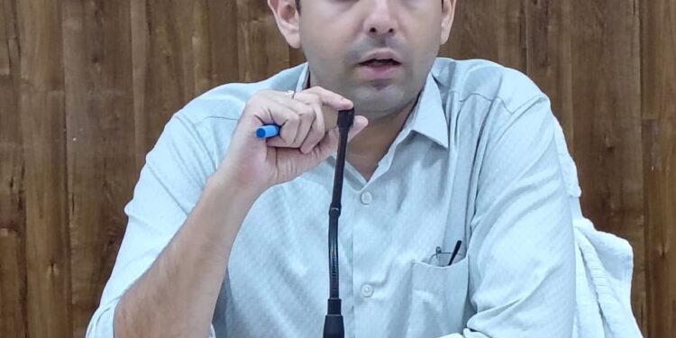 समाहरणालय स्थित विमर्श सभा कक्ष में जिलाधिकारी रिची पांडेय की अध्यक्षता में प्रधानमंत्री सूर्य घर मुफ्त बिजली योजना के अंतर्गत मॉडल सोलर ग्राम के चयन से संबंधित जिला स्तरीय समीक्षा बैठक आयोजित की गई