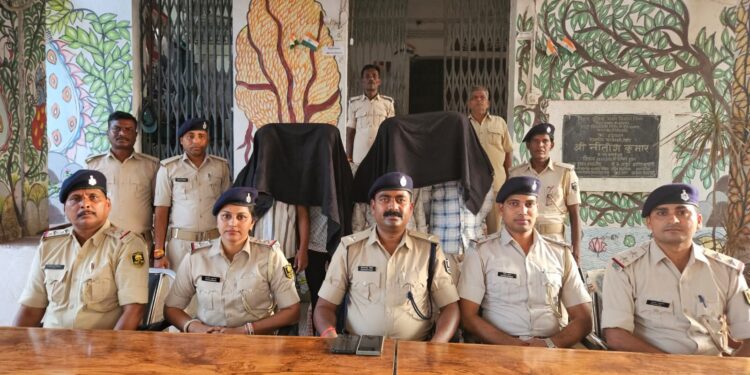 गिद्धौर में रंगदारी वसूलते चार युवक गिरफ्तार, लग्जरी वाहन से करते थे वारदात