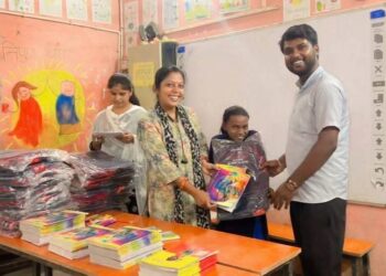 पहली सैलरी से बच्चों के लिए खरीदा बैग।