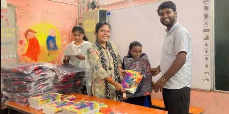 पहली सैलरी से बच्चों के लिए खरीदा बैग।