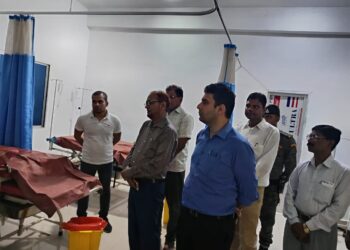 जिलाधिकारी का औचक निरीक्षण : लापरवाह कर्मियों पर कार्रवाई का निर्देश।