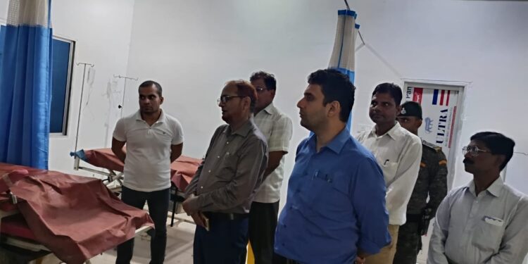 जिलाधिकारी का औचक निरीक्षण : लापरवाह कर्मियों पर कार्रवाई का निर्देश।