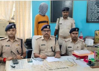 चोरी के जेवर का बंटवारा करते दो चोरों को पुलिस ने दबोचा