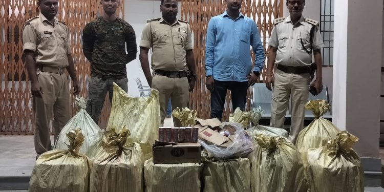 गोपालगंज :- उत्पाद पुलिस ने गंडक नदी से भारी मात्रा में शराब किया शराब जब्त।