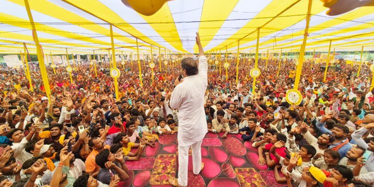 बिहार बदलाव यात्रा’ के तहत गोपालगंज आए जन सुराज के सूत्रधार प्रशांत किशोर, हथुआ के सबेया एयरपोर्ट मैदान में जनसभा को किया संबोधित