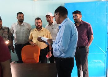 गोपालगंज डीएम पवन सिन्हा ने पंचदेवरी अंचल और प्रखंड कार्यालय का किया निरीक्षण