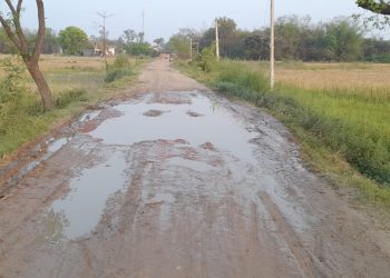 बिहार-यूपी को जोड़ने वाली बदहाल सड़क फिर हुई जलमग्न