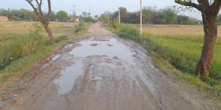 बिहार-यूपी को जोड़ने वाली बदहाल सड़क फिर हुई जलमग्न