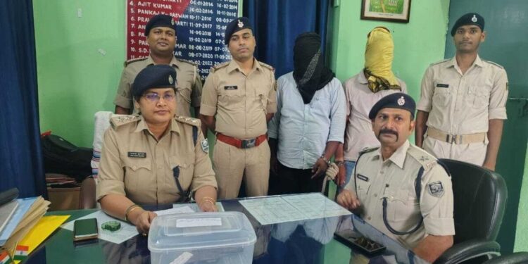 हथियार के साथ दो अपराधी गिरफ्तार