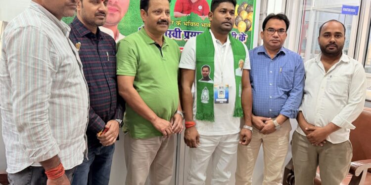 गोपालगंज राजद ने जिला कार्यालय पर केक काट कर मनाया नेता प्रतिपक्ष तेजस्वी यादव का 36वां जन्मदिन।