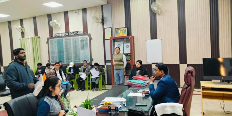 जिलाधिकारी ने जनता दरबार में किये कई समस्याओं का समाधान