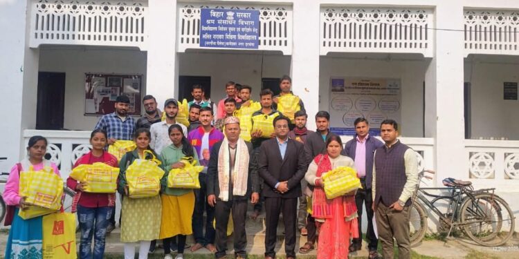 दरभंगा में स्टडी किट वितरण समारोह, 18 अभ्यर्थियों को मिली मदद