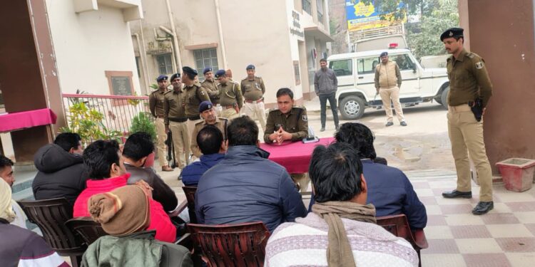 बड़हरिया थाना परिसर में सिवान एसपी के जन संवाद में आम लोगों ने रखी बड़हरिया की समस्या