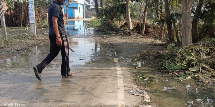 नरक बनी सड़कें, नाले के ओवरफ्लो से राहगीर परेशान, प्रशासन मौन।