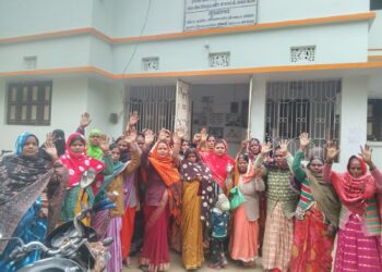 नौतन में दर्जनों जीविका दीदियों ने किया विरोध प्रदर्शन