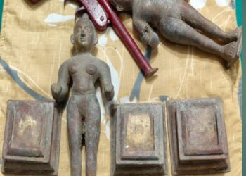 थावे मंदिर चोरी कांड के आरोपी के घर छापेमारी, अष्टधातु की दो प्राचीन मूर्तियां बरामद।