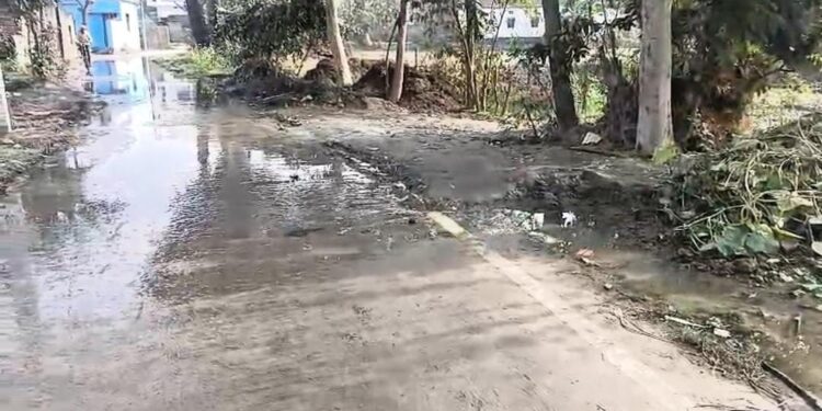 नरक बनी सड़कें, नाले के ओवरफ्लो से राहगीर परेशान, प्रशासन मौन।