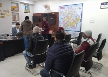 जिलाधिकारी श्री रिची पांडेय ने आज अपने कार्यालय कक्ष में आम नागरिकों से मुलाकात कर उनकी समस्याओं, मांगों एवं सुझावों को गंभीरता से सुना