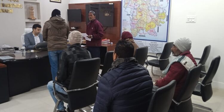 जिलाधिकारी श्री रिची पांडेय ने आज अपने कार्यालय कक्ष में आम नागरिकों से मुलाकात कर उनकी समस्याओं, मांगों एवं सुझावों को गंभीरता से सुना