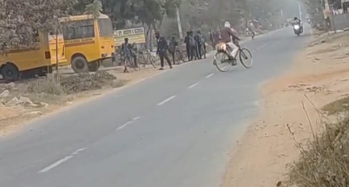 जिला पदाधिकारी के आदेश की उड़ाई जा रही धज्जियाँ,शीतलहर में भी खुले रहे निजी विद्यालय