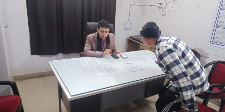 जिलाधिकारी, सीतामढ़ी श्री रिची पांडेय द्वारा आज देर शाम सामुदायिक स्वास्थ्य केंद्र, बथनाहा का औचक निरीक्षण