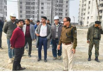 मैरवा में निर्माणाधीन मेडिकल कॉलेज एवं अस्पताल का निरीक्षण करने पहुंचे जिला पदाधिकारी सिवान