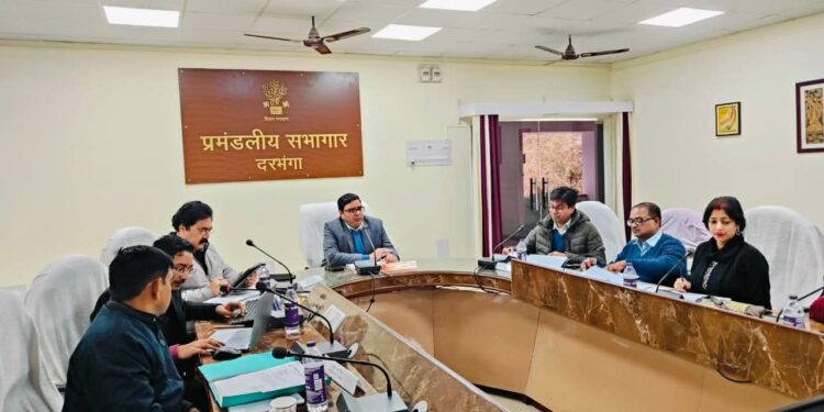 आयुक्त, दरभंगा प्रमण्डल की अध्यक्षता में राजस्व संग्रहण हेतु समीक्षात्मक बैठक