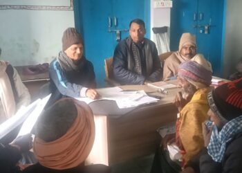 ग्राम कचहरी हथीगई में केस की सुनवाई करते सरपंच केशव कुमार